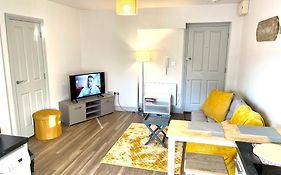 Stylish Cosy And Bright Apartment - Fantastic Location - Perfect For Business Or Solo Travellers