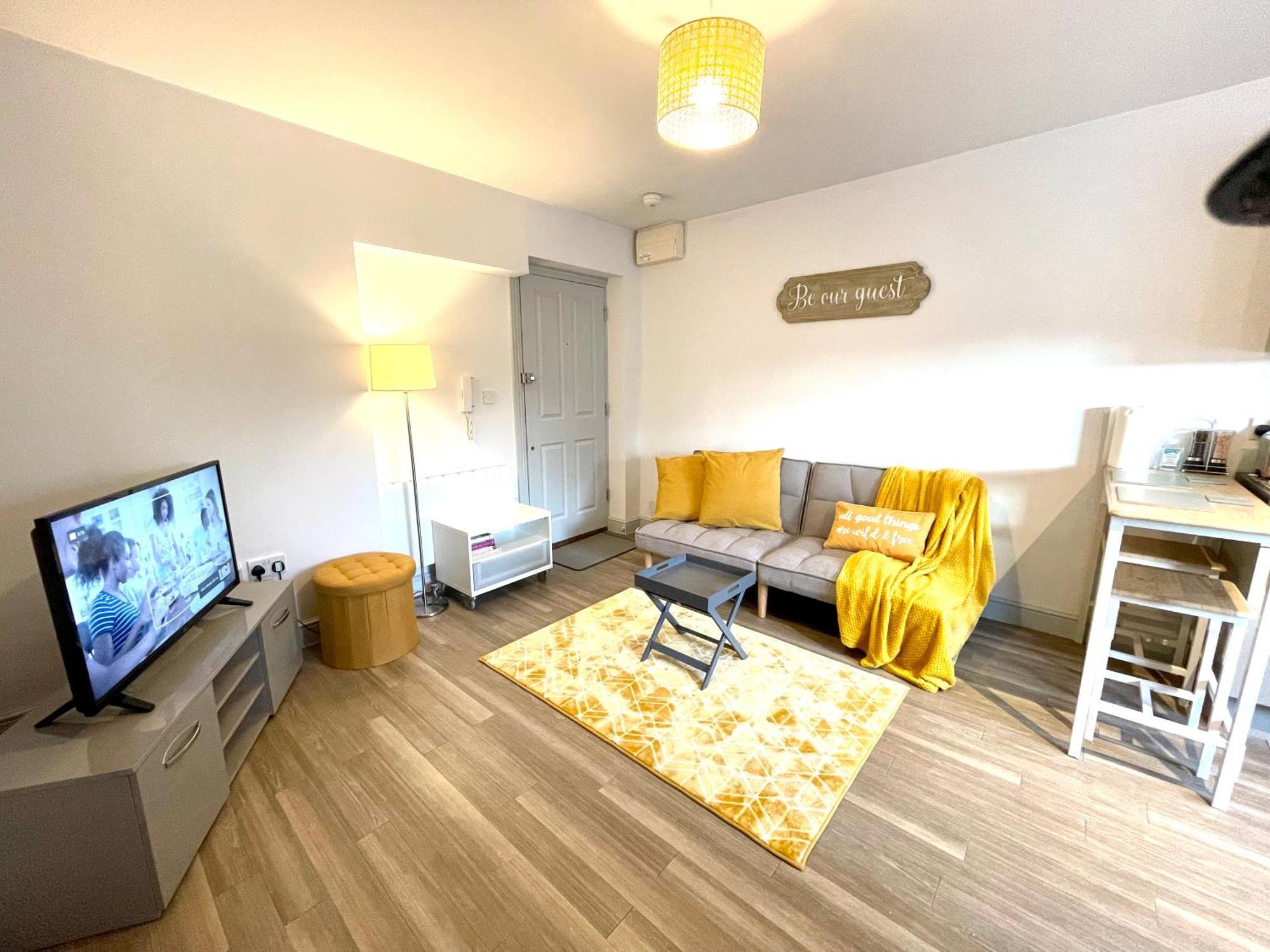 Stylish Cosy And Bright Apartment - Fantastic Location - Perfect For Business Or Solo Travellers Bishop's Stortford Exterior foto
